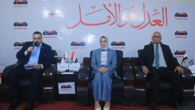 منصة الجلسة الحوارية لحزب العدل حول قانون الأحوال الشخصية يتوسط النائبة فاطمة عادل بين المهندس أحمد قناوي أمين عام حزب العدل والخبير البرلماني الدكتور عبد الناصر قنديل - فيس بوك