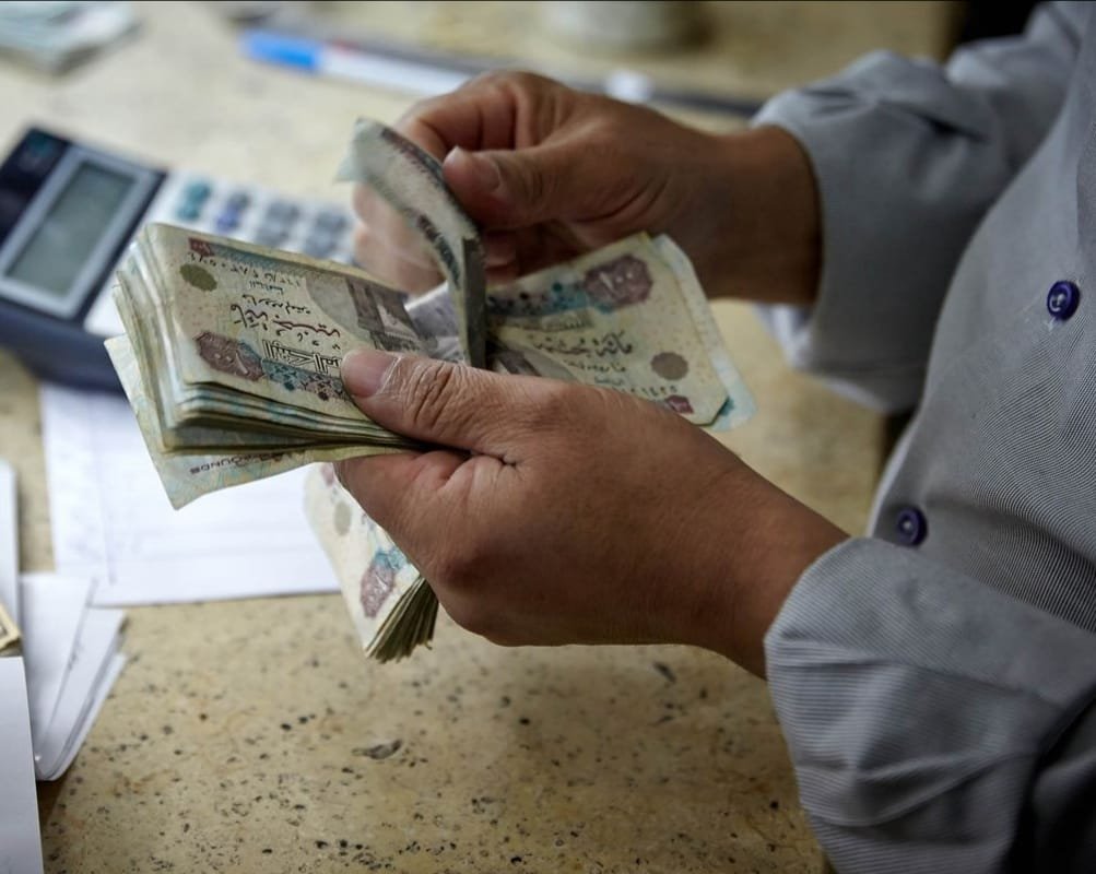 رغم وعود تحسين الأجور.. الحكومة تخفض مكافآت المعلمين بـ5.1 مليار جنيه