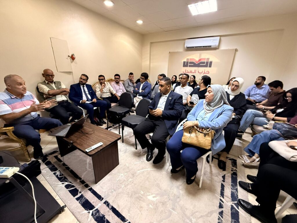 الدكتور عمرو هاشم ربيع مع متدربين مدرسة العدل الصيفية