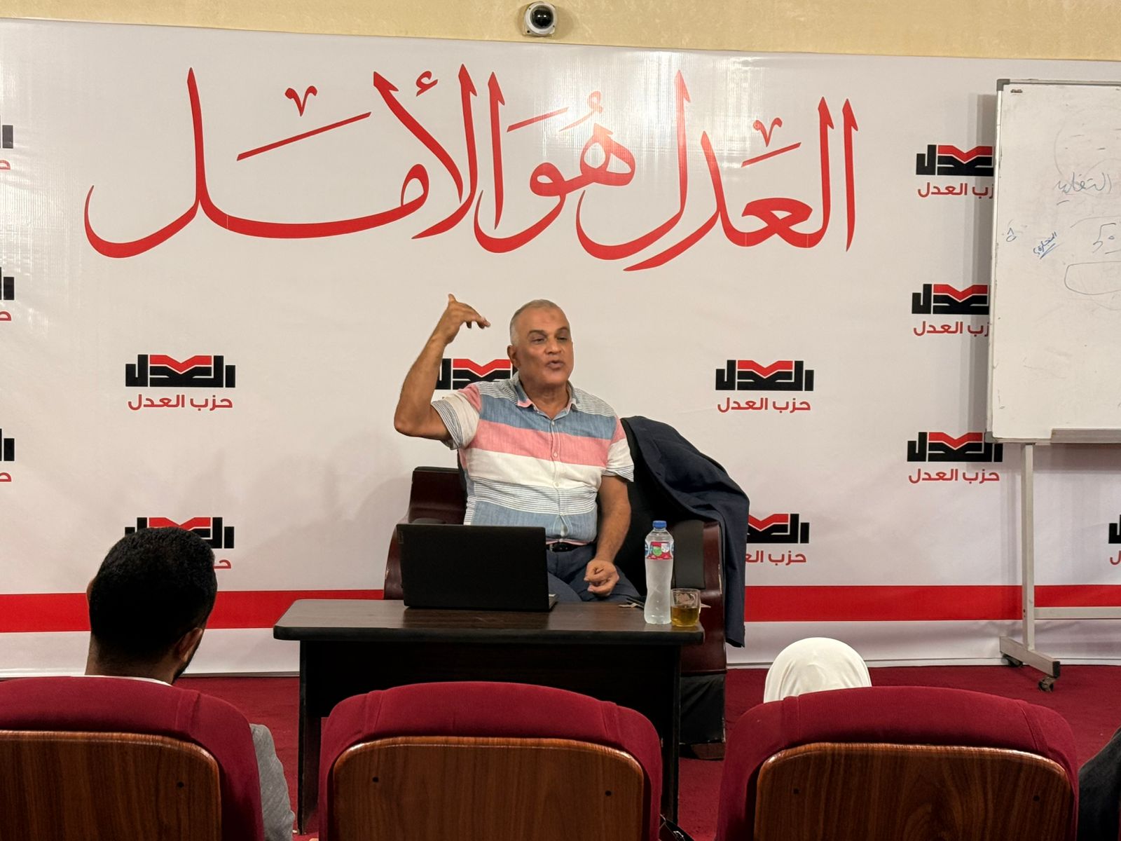 الدكتور عمرو هاشم ربيع خلال إلاقائه محاضرة بمدرسة العدل الصيفية