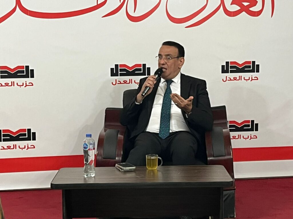 الدكتور صلاح حسب الله خلال إلقائه محاضرة بمدرسة العدل الصيفية
