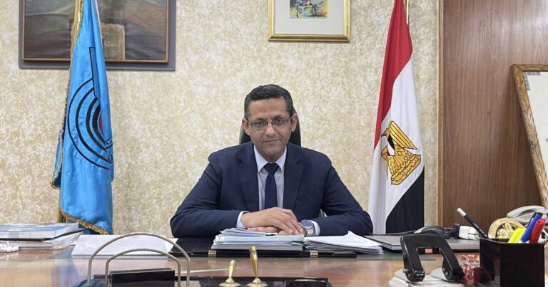 نقيب الصحفيين يوضح حقيقة قيد شريف عامر.. ويكشف مراحل قبول العضوية