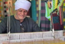 على أنغام النول.. «عم عبده» يحرس ذاكرة النسيج النوبي