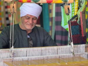 عم عبده ابو مريم ناسج النول بأسوان