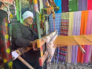 عم عبده ابو مريم ناسج النول بأسوان