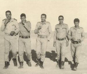 النقيب سميرزين العبادين برفقة ظباط من ابطال العبور