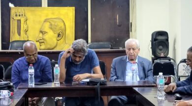 منصة اجتماع الحركة المدنية برئاسة المهندس أكرم اسماعيل وبجواره الدكتور عبد الجليل مصطفى والمهندس محمد سامي - حساب حزب الكرامة على فيس بوك