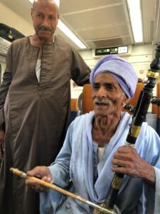 أبو زيد حسني حسين البالغ من العمر 76 عاما حاملا بين يديه الربابة