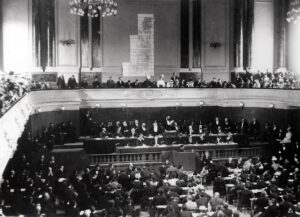  تيودور هرتزل يلقي خطابًا في المؤتمر الصهيوني الأول بسويسرا عام 1897-1898