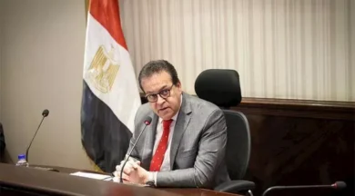 بعد التعدي على صحفي بمستشفى 6 أكتوبر المركزي.. وزير الصحة ينهي التعاقد مع شركة الأمن ويستقبله بمكتبه