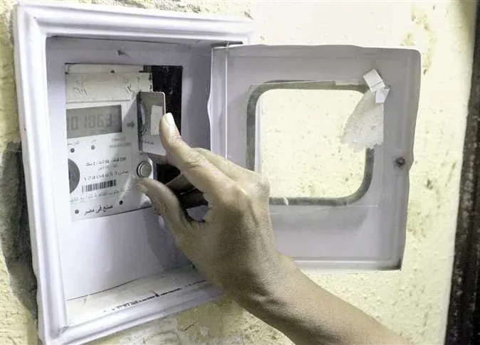 تغيير عدادات الكهرباء بعد 10 سنوات.. لماذا يدفع المواطن ثمن العداد مرتين؟