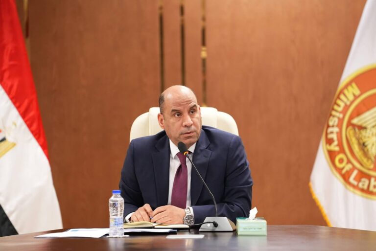 تعديلات قانون النقابات العمالية على طاولة الحوار.. وأزمات في «مصر العامرية» ومستحقات «ماسبيرو»