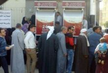 طوابير أمام ماكينات الـATM