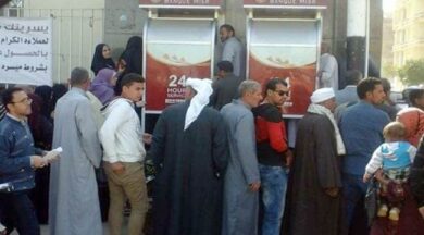 طوابير أمام ماكينات الـATM