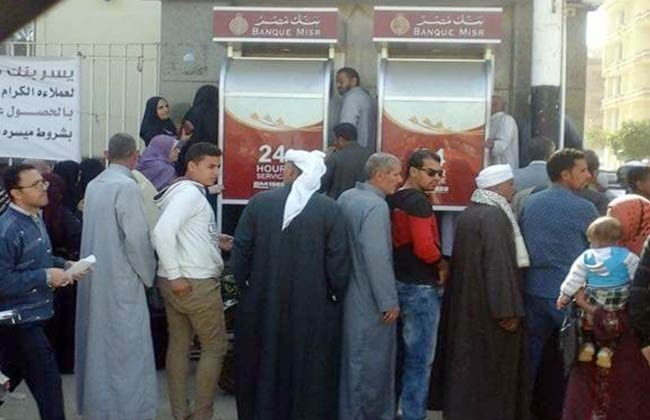 طوابير أمام ماكينات الـATM