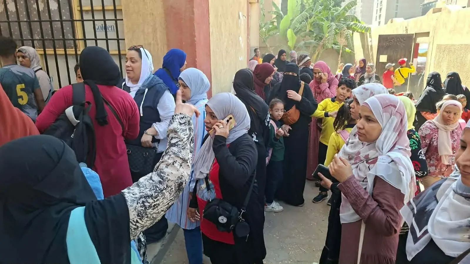 أزمة في مدرسة اللواء الرسمية لغات بالجيزة.. أولياء الأمور يرفضون استضافة طلاب «القدس» ويطالبون بإلغاء القرار