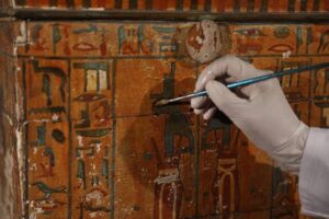كواليس ترميم الآثار المصرية بين دقة الصنعة اليدوية وتحديات المعارض الدولية