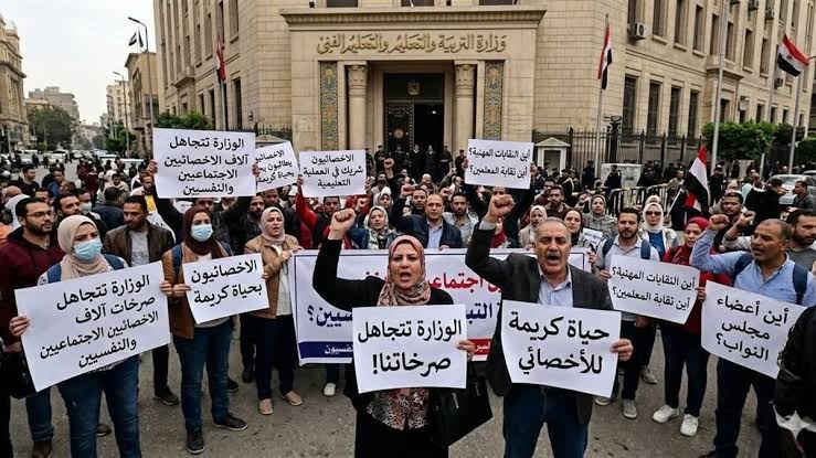 أزمة حوافز الأخصائيين تتجدد.. 800 جنيه لم تُصرف منذ 8 سنوات رغم إقرار أحقيتهم
